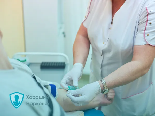 Врач ставит капельницу для вывода из запоя